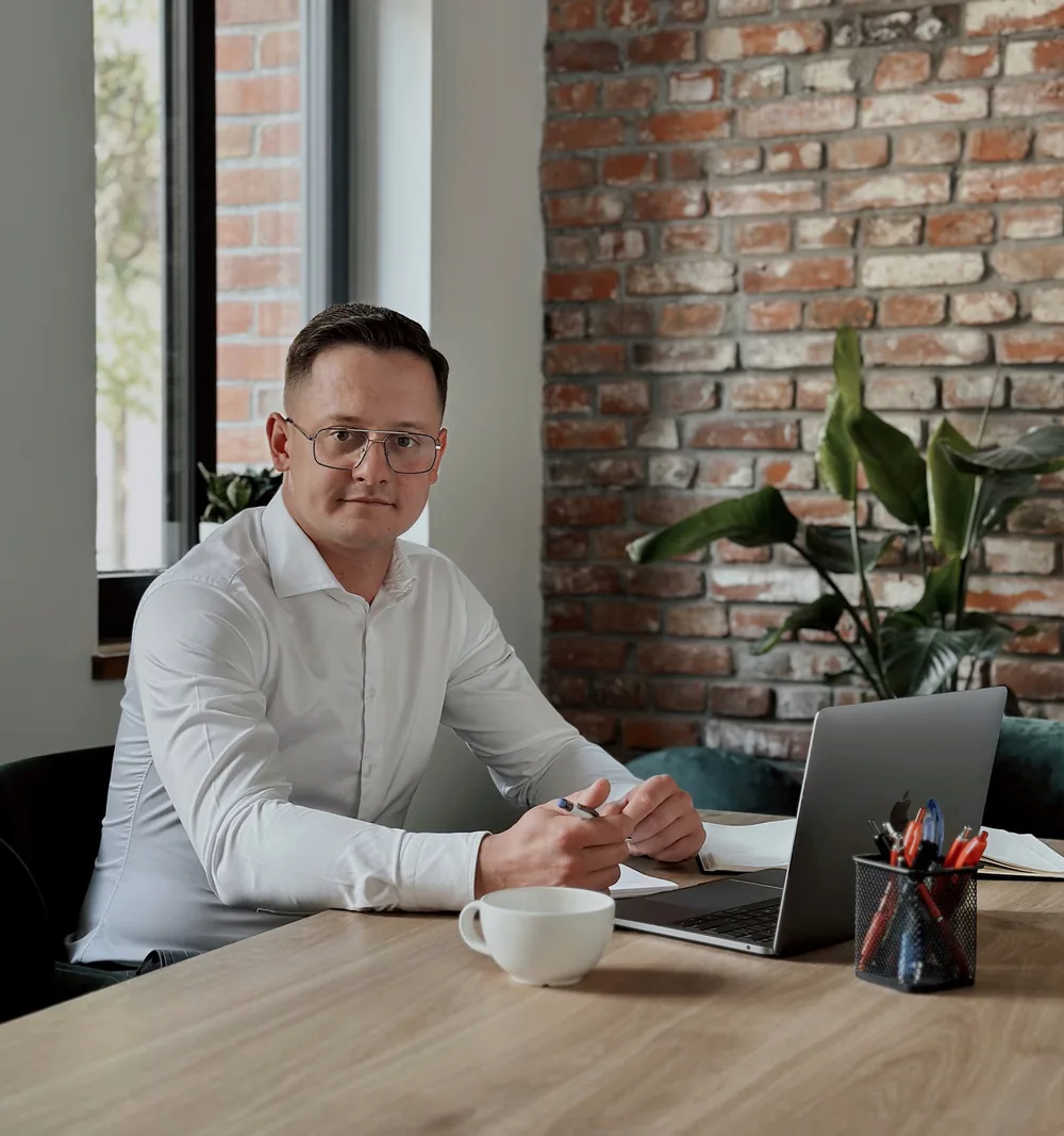 Piotr Durda przy biurku w biurze w Stalowej Woli